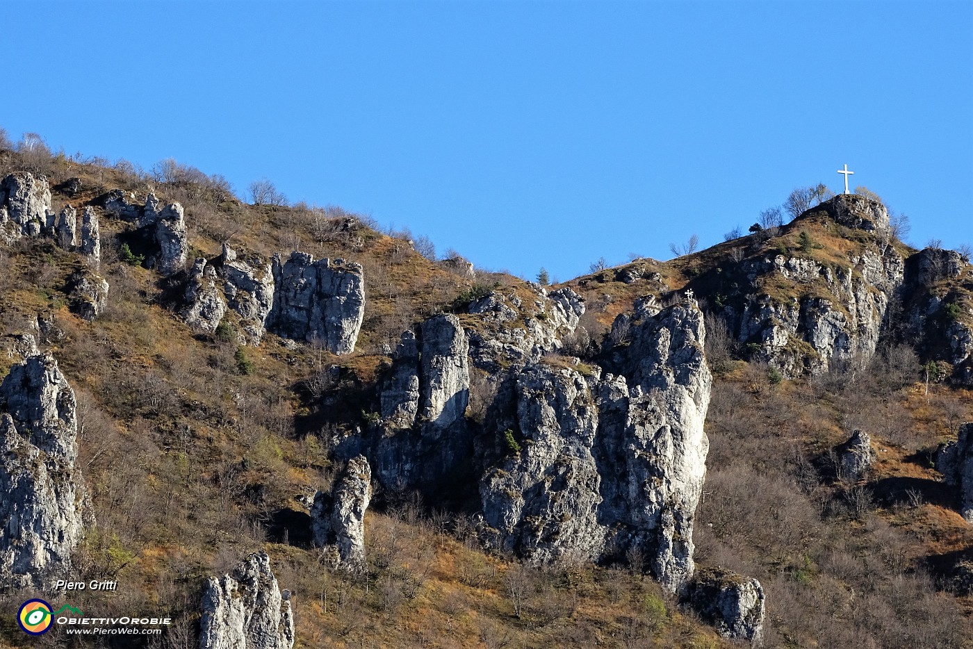 10 La croce del Monte Corno-Crus di Coregn vista da Santa Croce.JPG